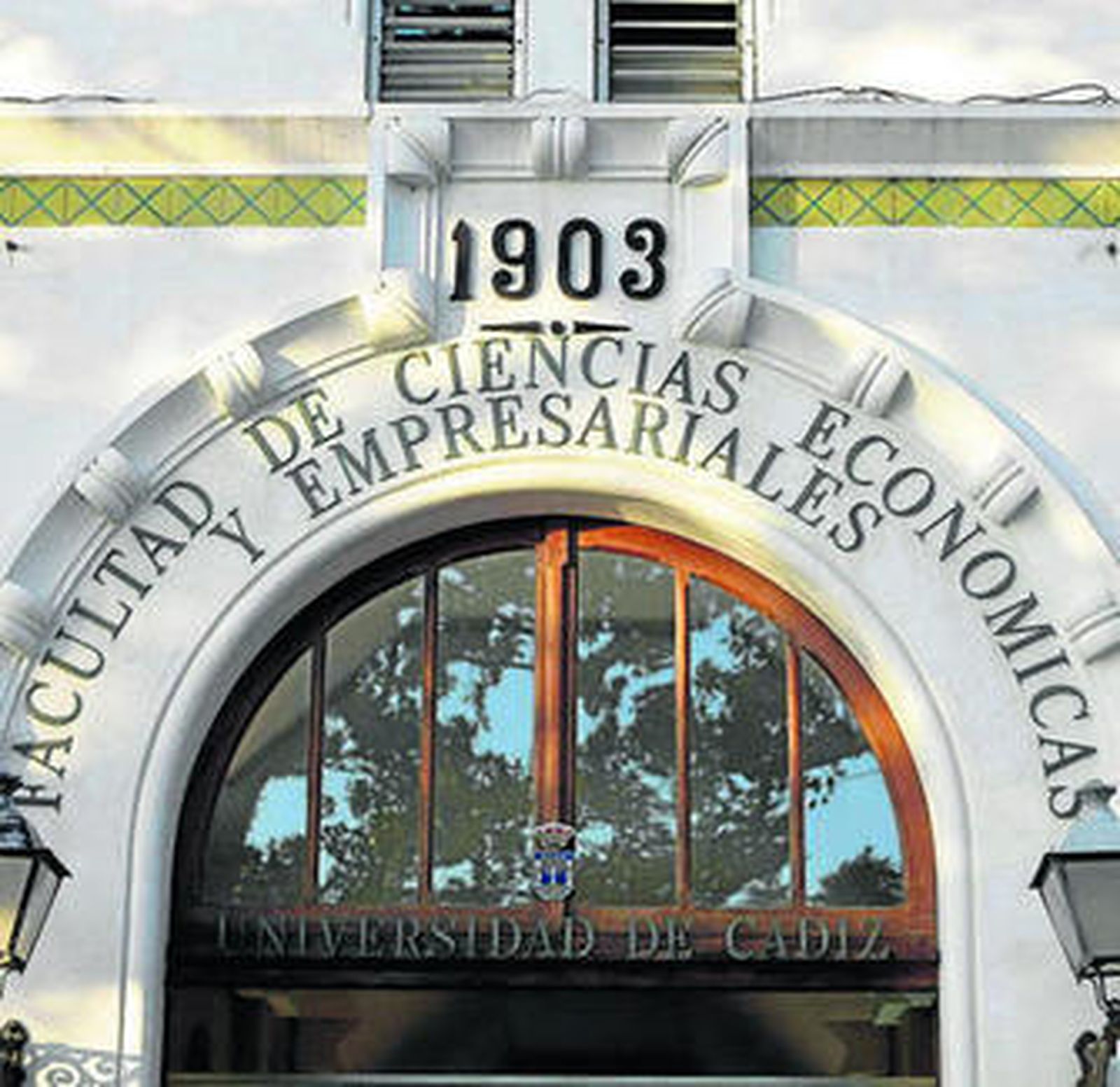 Fachada de la Facultad de Ciencias Económicas y Empresariales.