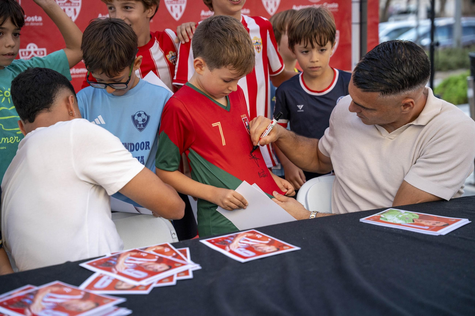 Los jugadores de la UDA Thalys y Andrés firman autógrafos