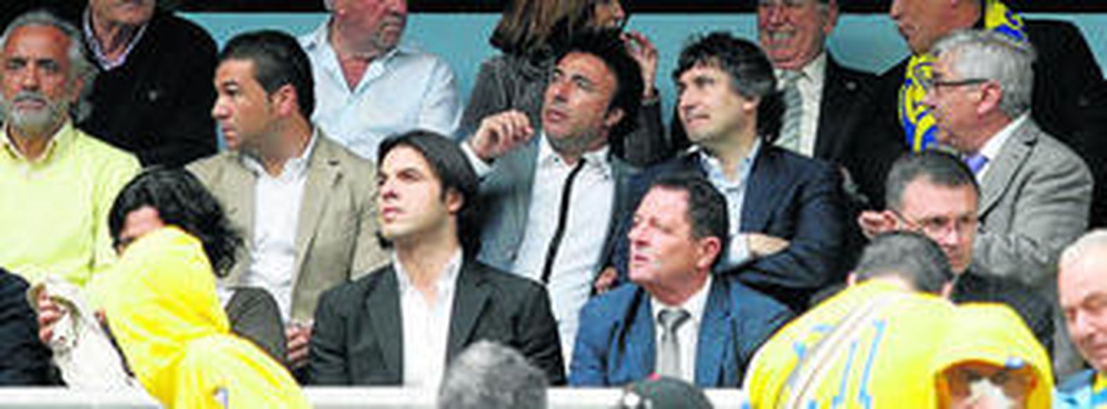 De izquierda a derecha, Richard Moar, Juan Carlos Cordero, Quique Pina, Gino Pozzo y Antonio Muñoz, ayer en el palco de autoridades del Ramón de Carranza.