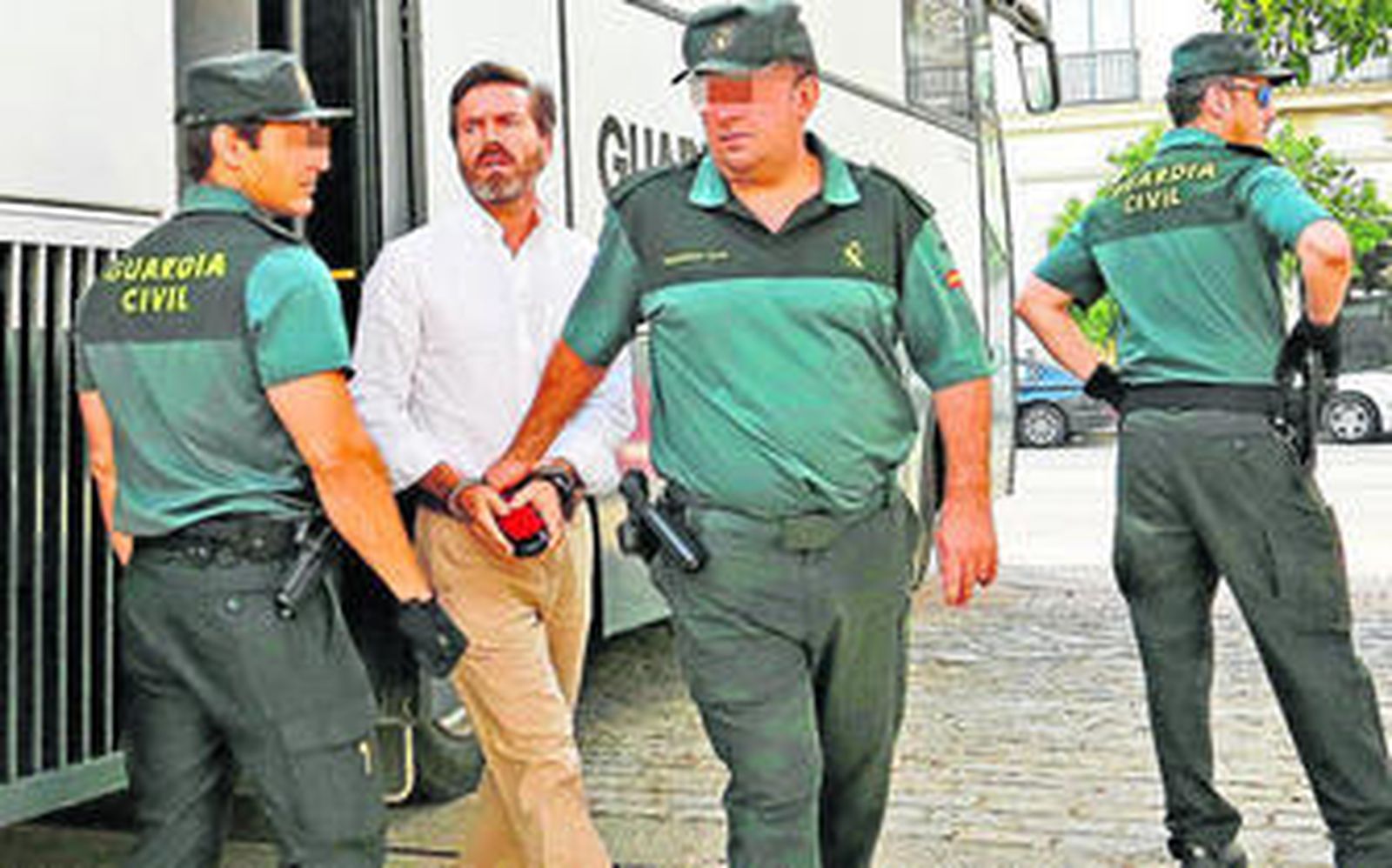 Cantalapiedra accede a una de las sesiones del juicio en su contra vigilado por agentes de la Guardia Civil.