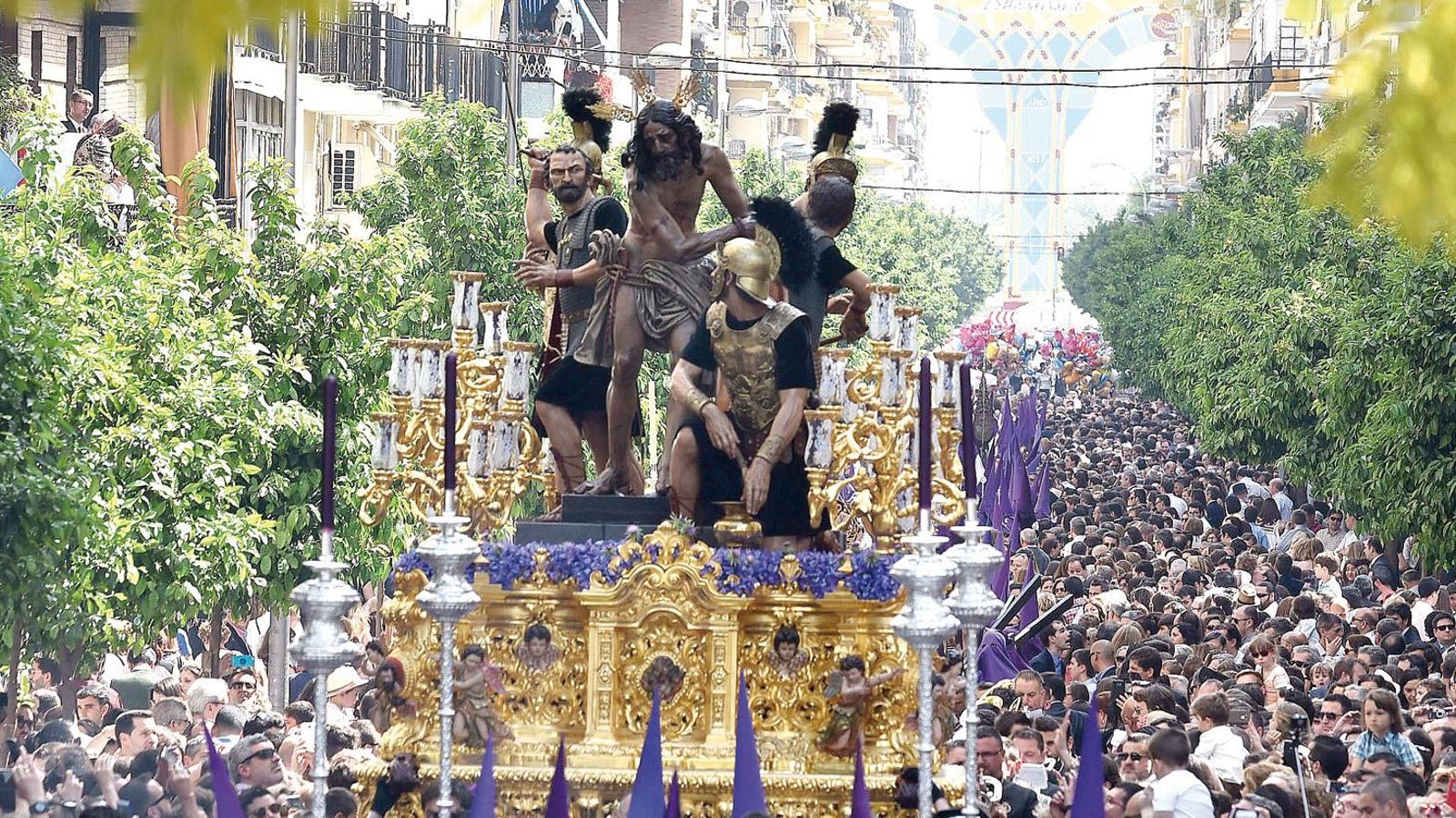 Misterio de las Cigarreras en procesión un Jueves Santo en Sevilla
