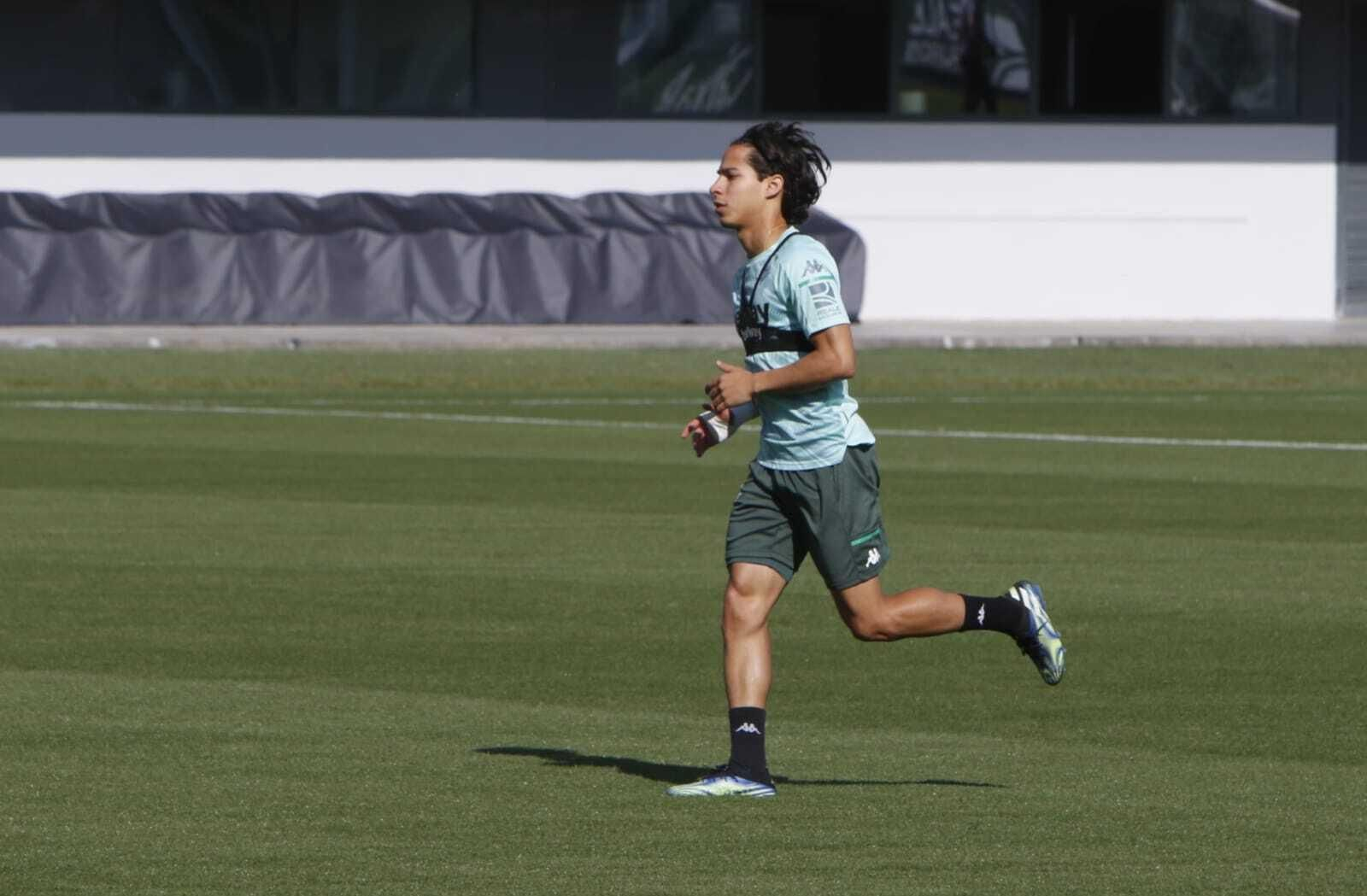 Diego Lainez, en el entrenamiento de ayer.