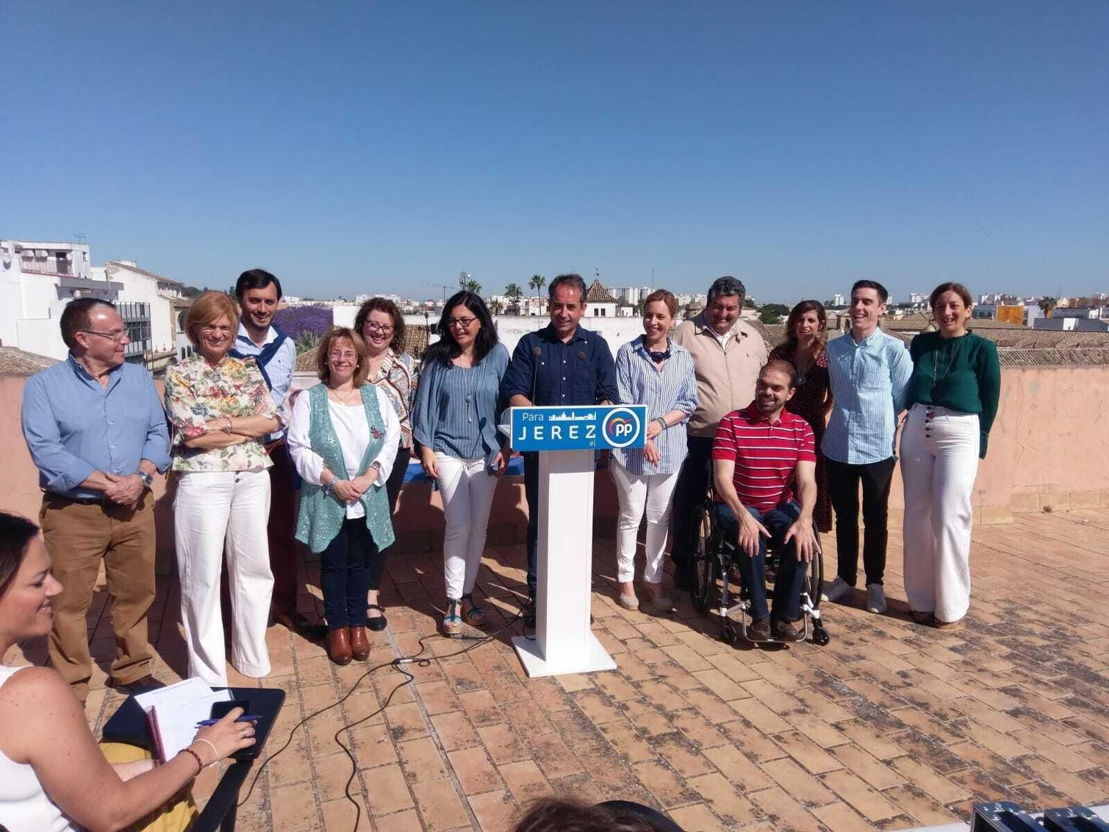 Saldaña, arropado por miembros de la candidatura del PP. Saldaña, arropado por miembros de la candidatura del PP.