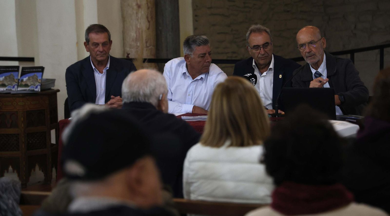 Fotos de la presentación de la guía de patrimonio de Tarifa de Andrés Sarria