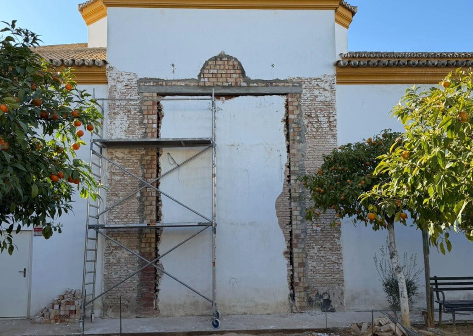 Detalle de la apertura que se está practicando en el templo