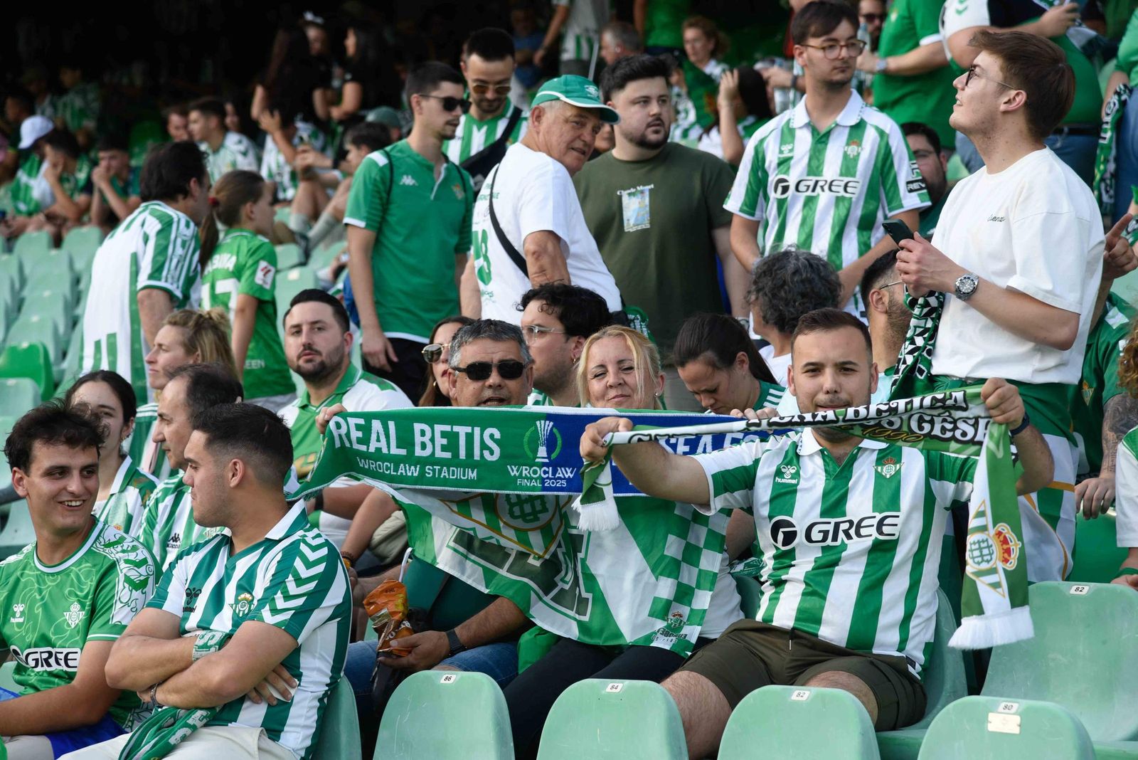 Las fotos de la afición del Betis en el Villamarín