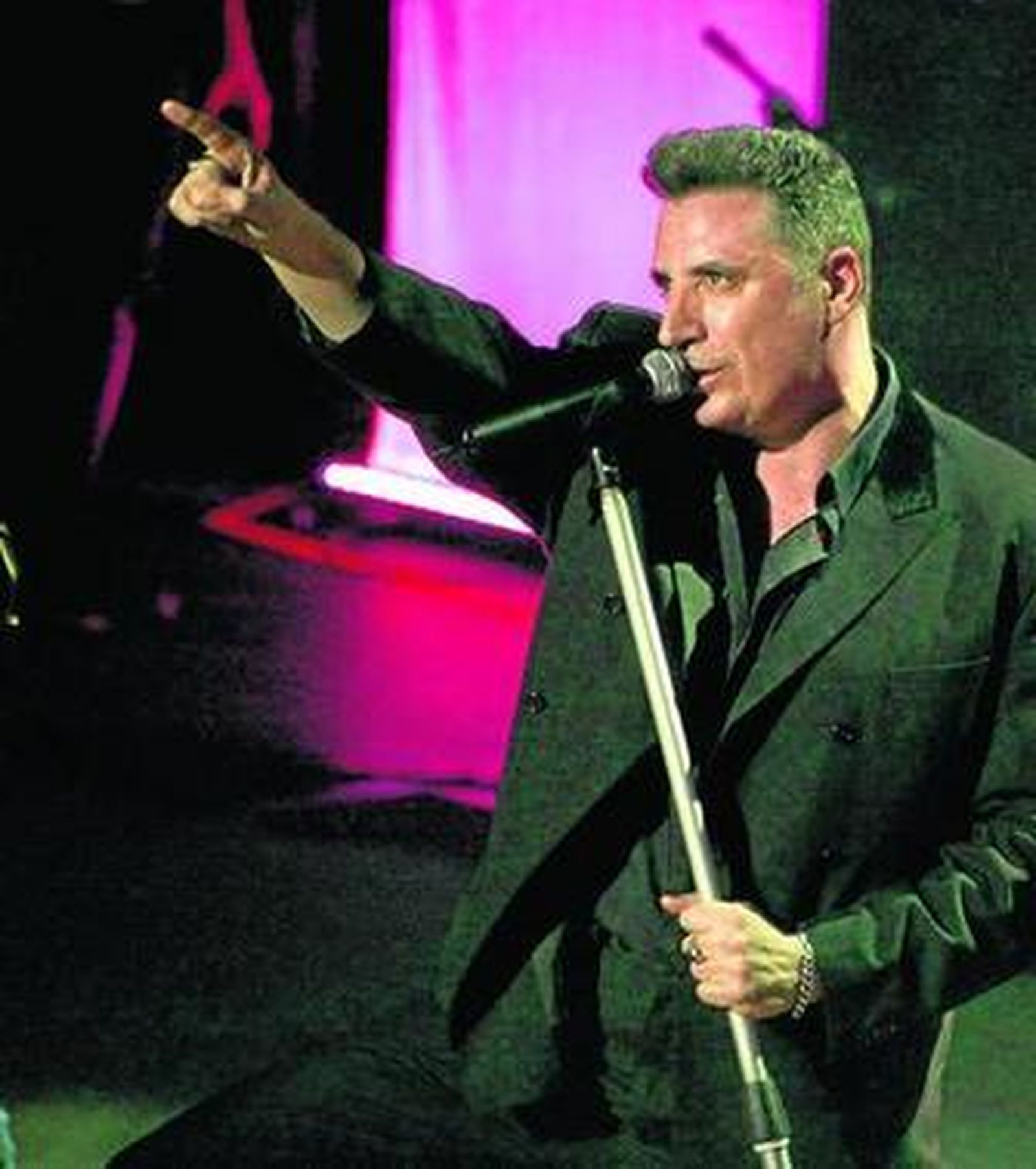 Loquillo durante su actuación el sábado en Roquetas.