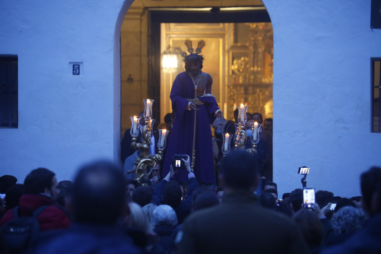 El vía crucis del Señor de la Humildad y Paciencia de Córdoba, en imágenes