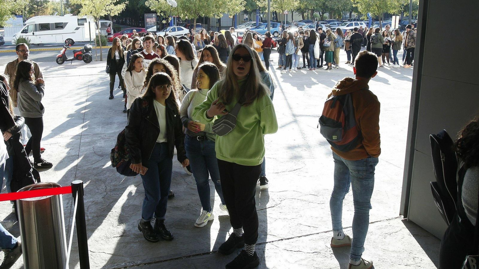 Personas de todas las edades esperaban en la puerta su oportunidad.