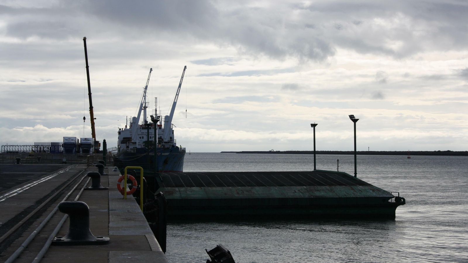 La rampa ro-ro fue precisa para facilitar el embarque en la nueva línea con Canarias. La rampa ro-ro fue precisa para facilitar el embarque en la nueva línea con Canarias.