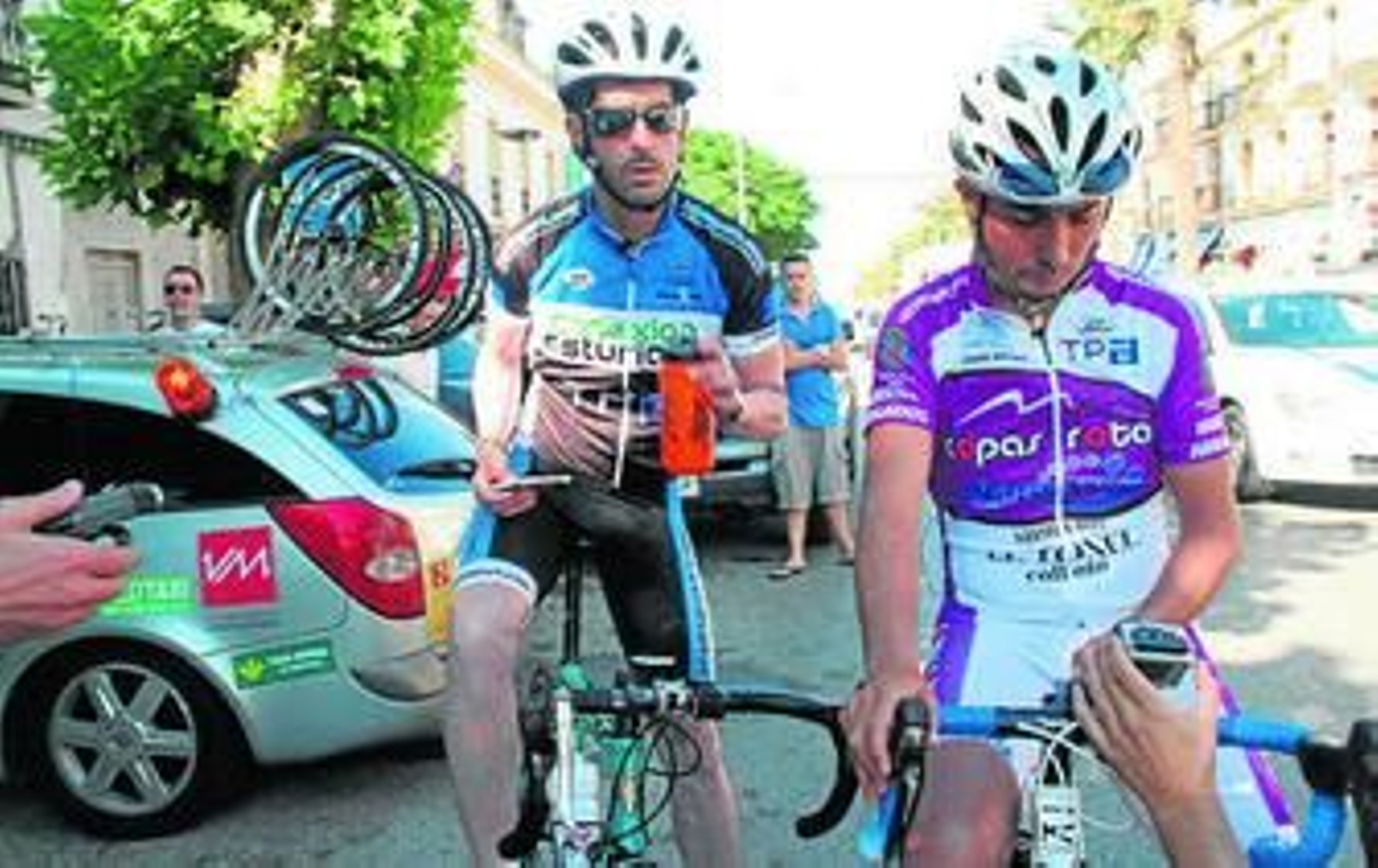 El cilcista asturiano (i), antes de partir ayer desde Tarifa.