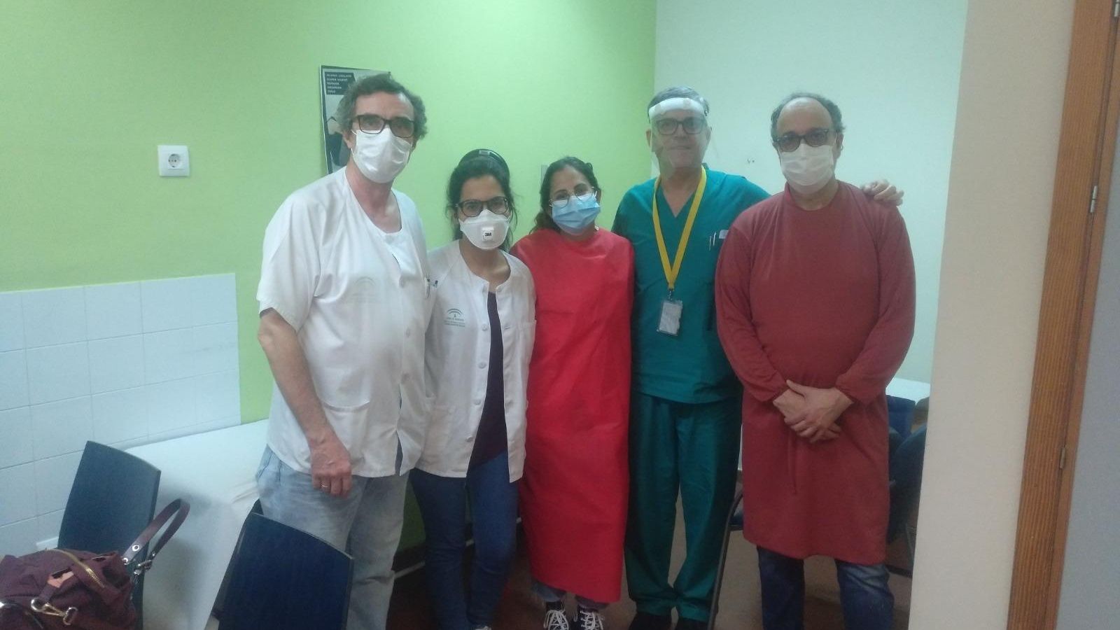 El pediatra Cristóbal Coronel, el segundo por la derecha, junto a otros compañeros en la consulta.
