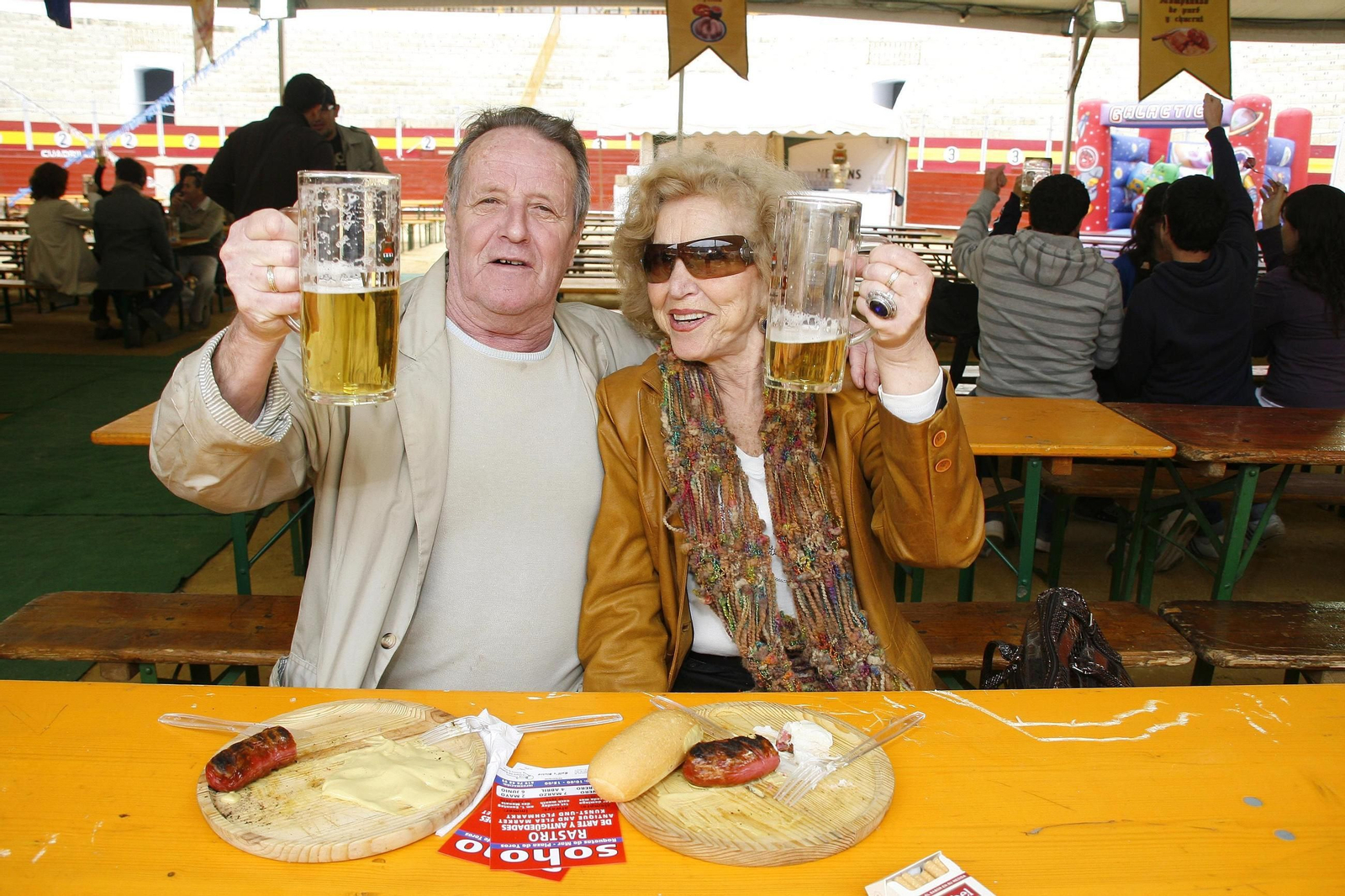 Fiesta del Oktoberfest celebrada en Almería, cn dos grandes jarras de cerveza.