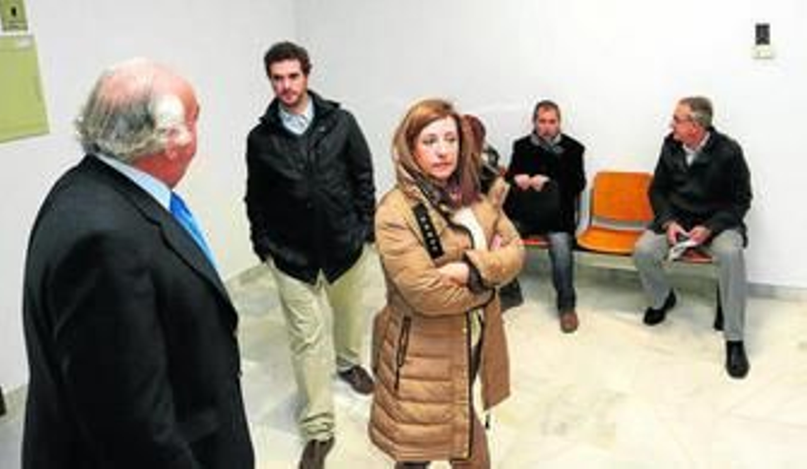 Juan Pedro Cosano, a la izquierda, abogado defensor de Pilar Sánchez, que aparece en el centro de la imagen captada ayer.