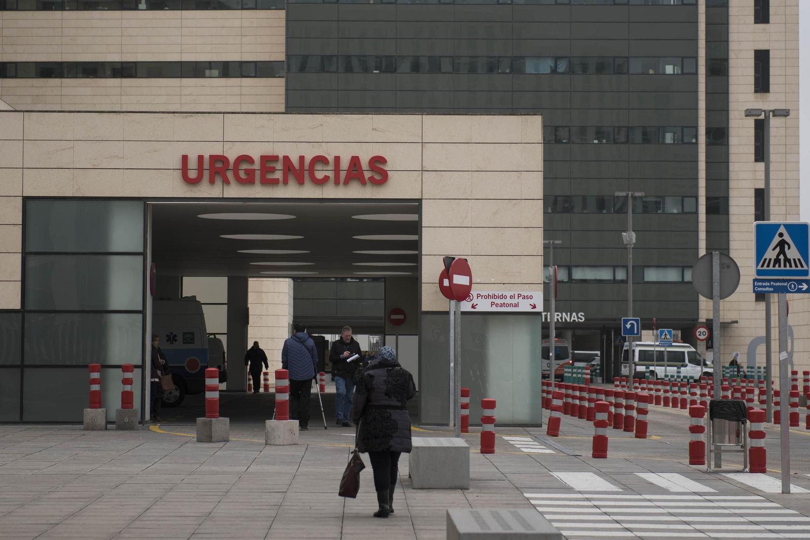 Protestas al inicio de la huelga de los MIR de Granada, el pasado viernes a las puertas del Hospital Universitario Virgen de las Nieves. Protestas al inicio de la huelga de los MIR de Granada, el pasado viernes a las puertas del Hospital Universitario Virgen de las Nieves.