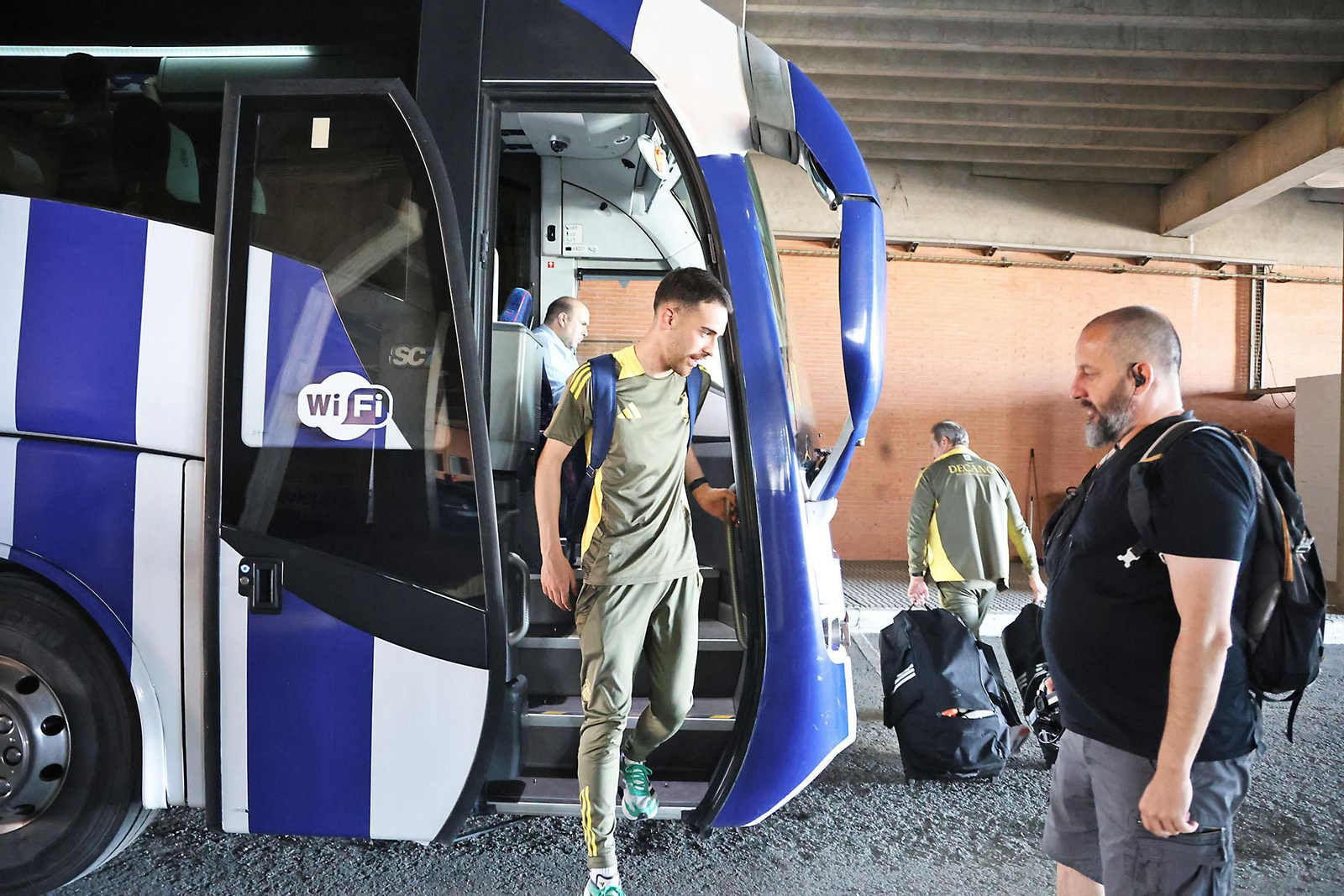 Imágenes de la salida del autobus del Recreativo de Huelva hacia Alcoy