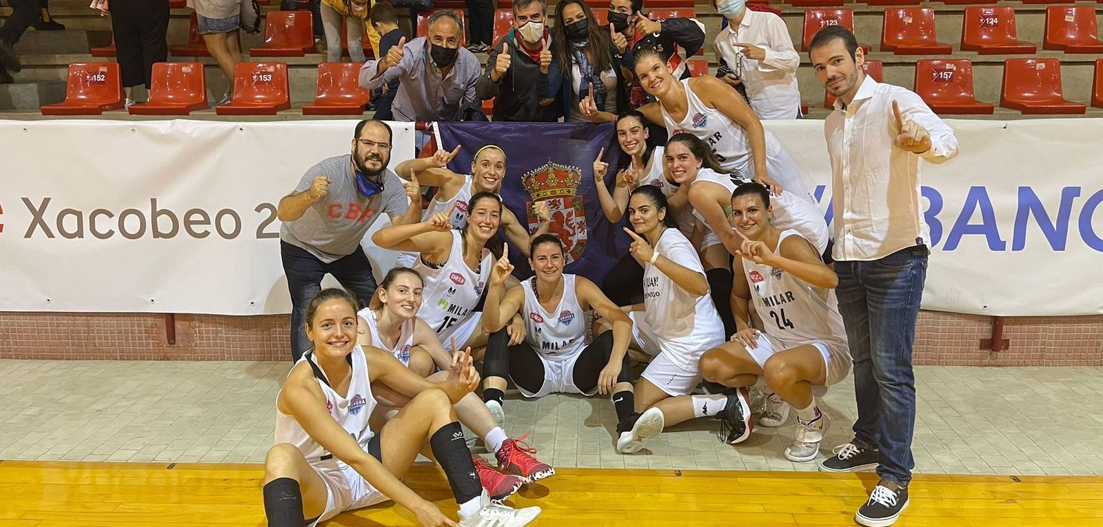 Las jugadoras y cuerpo técnico del Milar Córdoba celebran el triunfo.