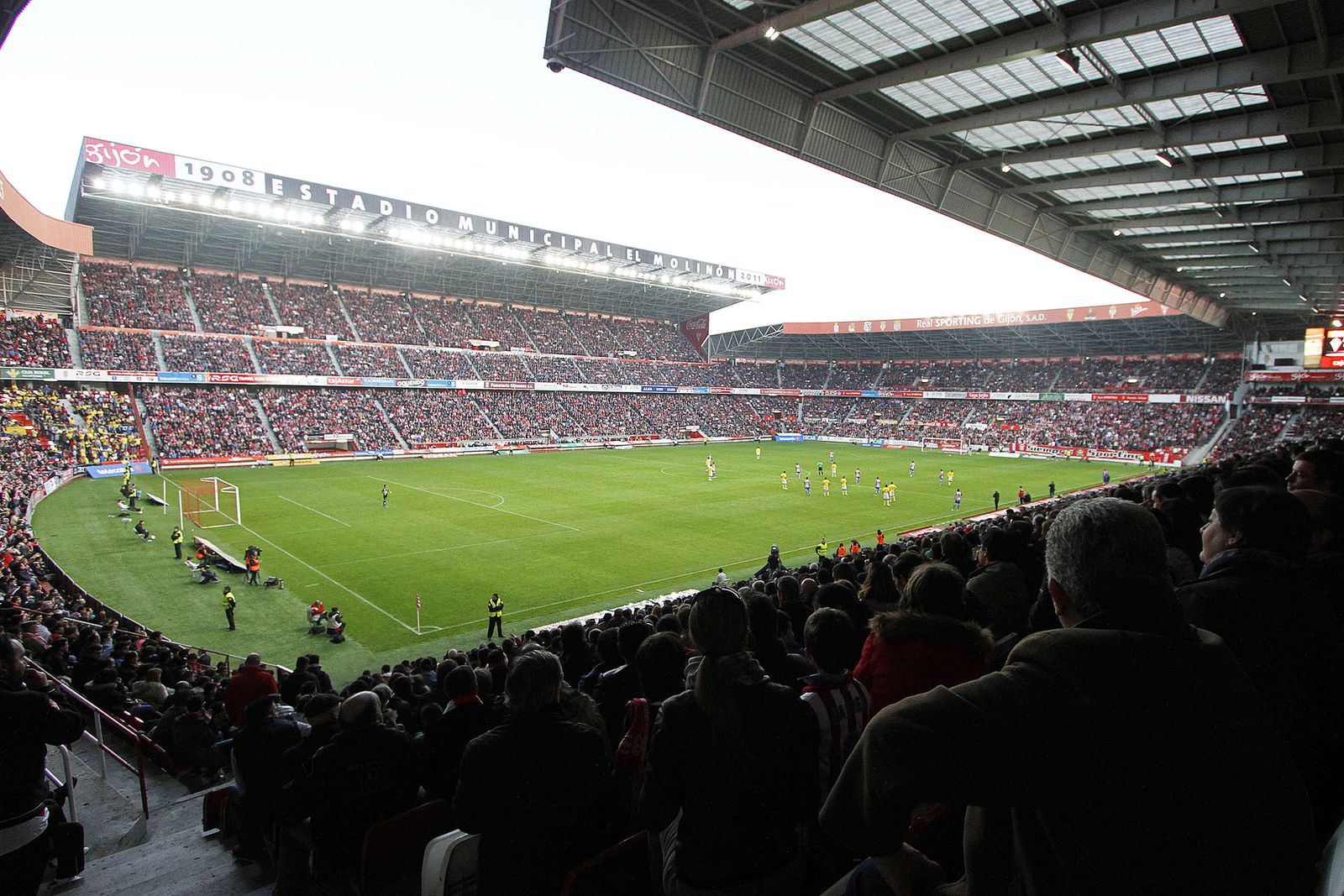 Vista general de El Molinón repleto de aficionados durante un encuentro del Sporting de Gijón.