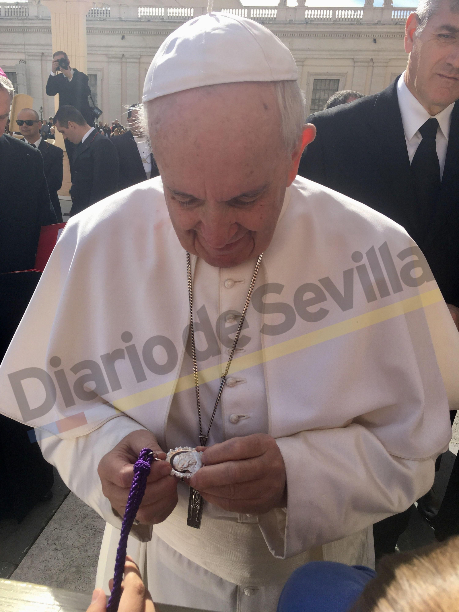 Las manos del Papa con la medalla