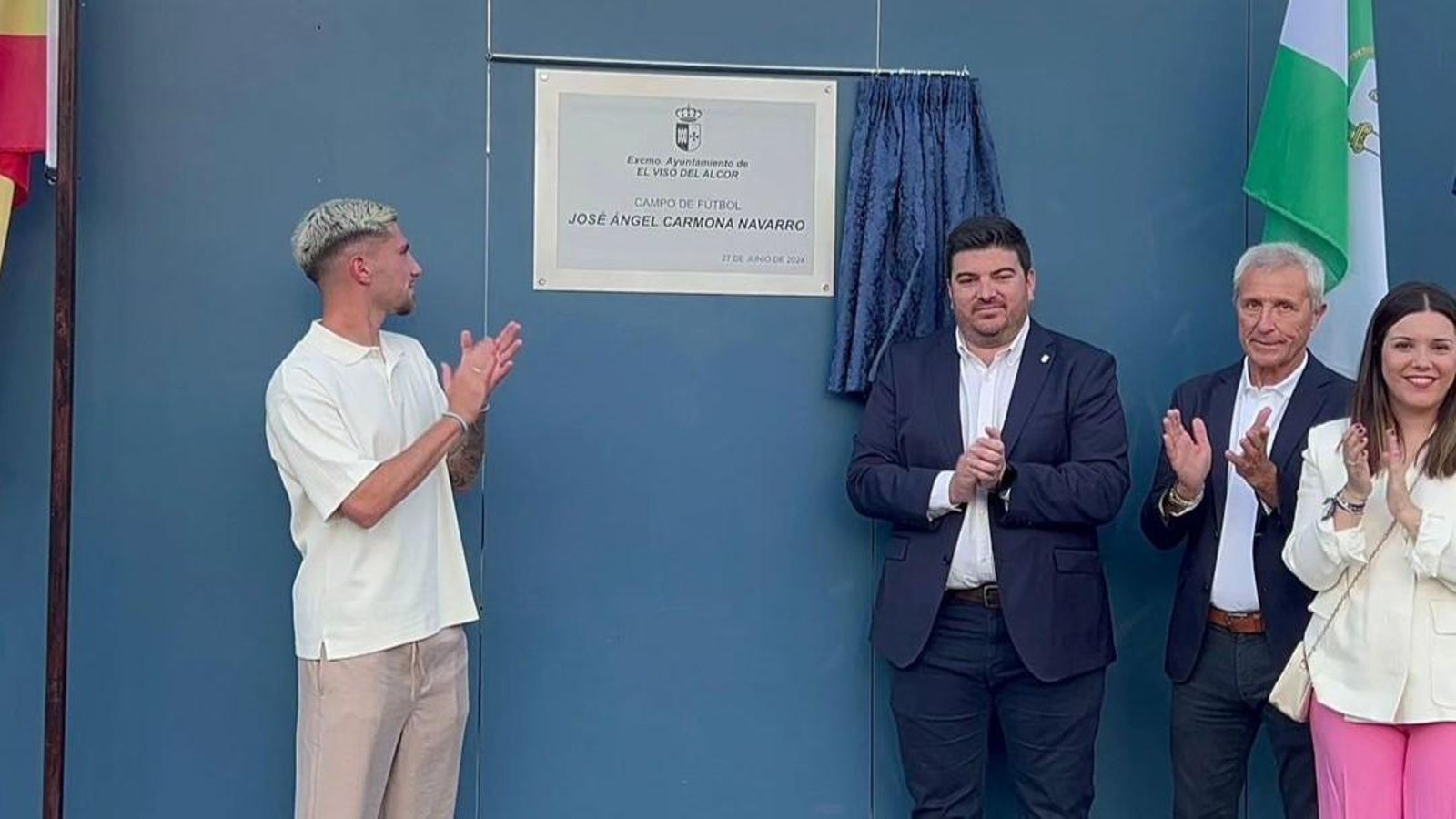 José Ángel Carmona junto al campo que lleva su nombre, en El Viso