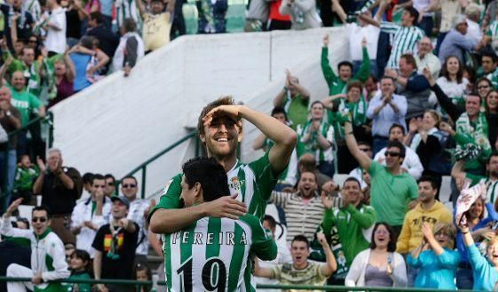 El Cádiz se complica sus opciones de salvar la categoría tras caer goleado en el Ruiz de Lopera por cuatro tantos a cero.

Foto: Antonio Pizarro