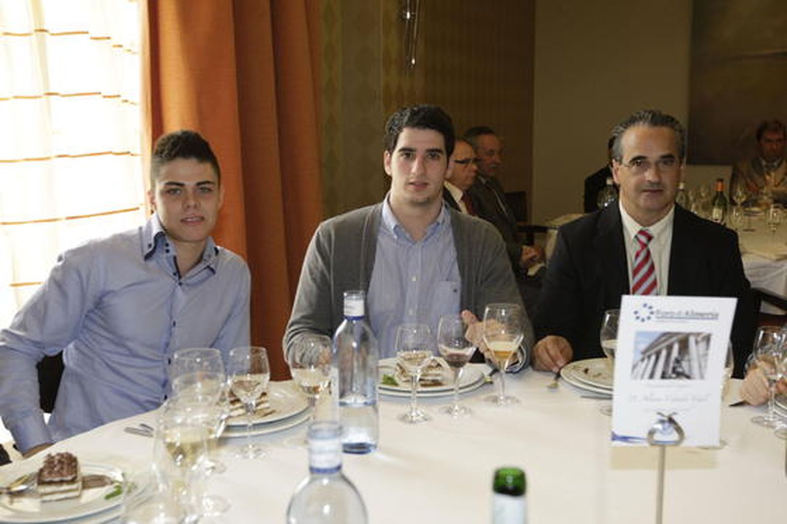 Antonio Carrillo y el sobrino del presidente del Congreso de los Diputados, Asier Pérez de San Román Bono, junto a su padre Javier Pérez de San Román.

Foto: Fran Leonardo