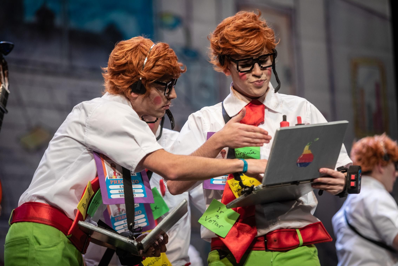 La chirigota 'El chaval de la beca' durante su actuación