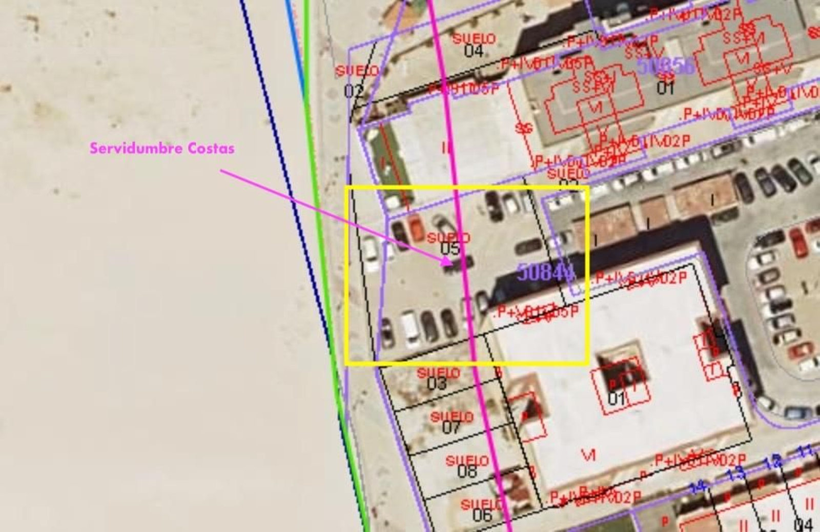 Delimitación de la parcela. La línea rosa marca la franja de protección de dominio público marítimo-terrestre. 