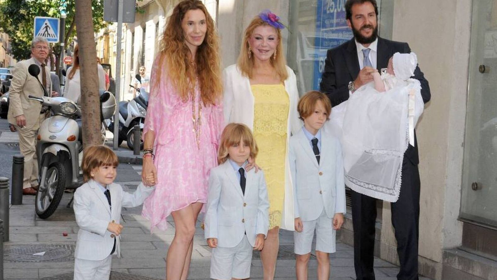La baronesa Thyssen con su hijo Borja, su nuera Blanca y sus cuatro nietos, en el bautizo de Kala, la más pequeña (hasta ahora).