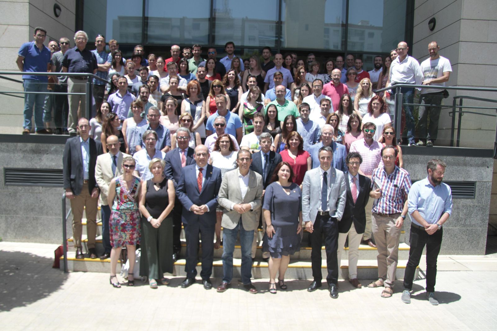 El rector de la Universidad de Sevilla, junto a miembros de su equipo de gobierno e investigadores del Citius, ayer.
