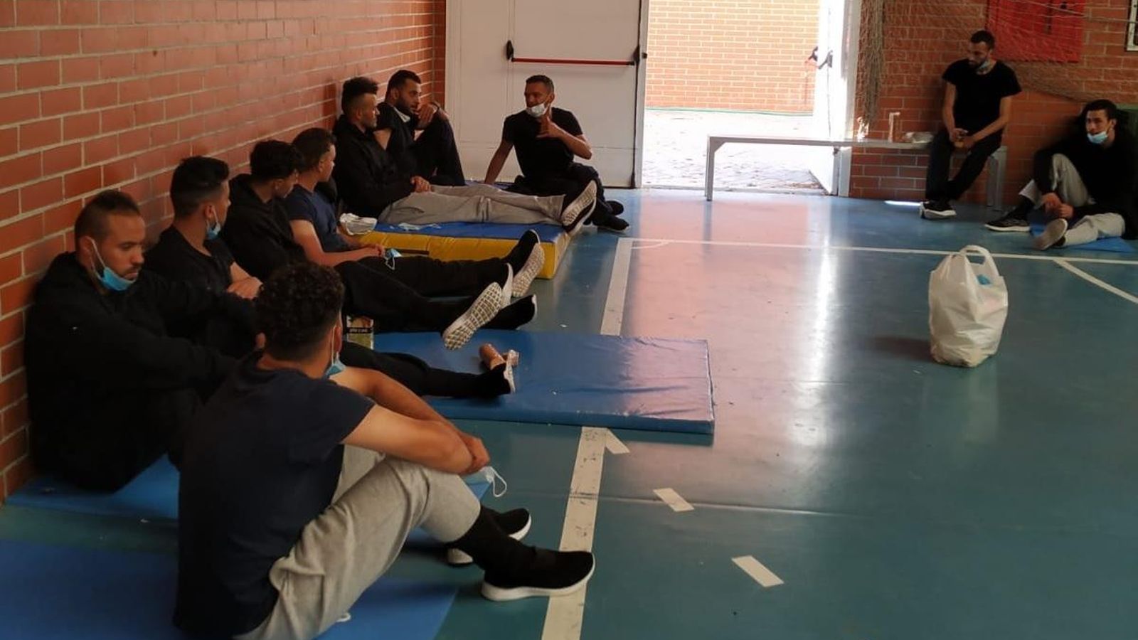 Los inmigrantes en el pabellón Paquillo Fernández de Granada.