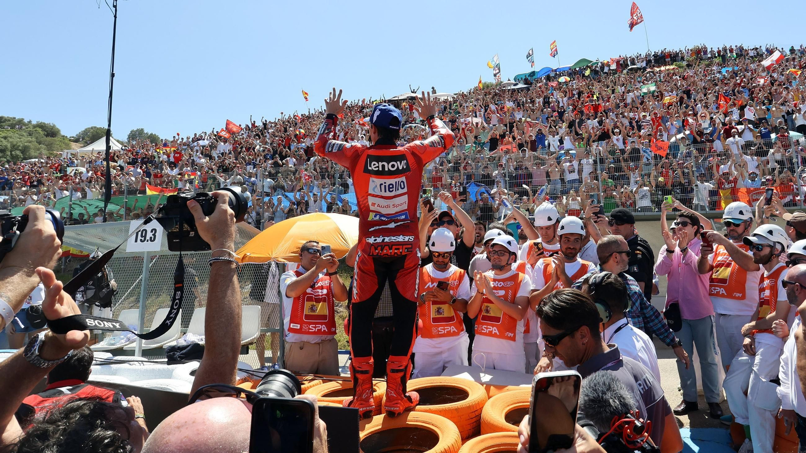 Marc Márquez, saludando a los aficionados en el Circuito de Jerez en el Gran Premio de España 2025.