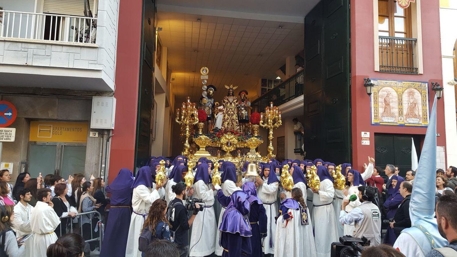 Salida del Cristo de la Sentencia desde su casa hermandad. Salida del Cristo de la Sentencia desde su casa hermandad.