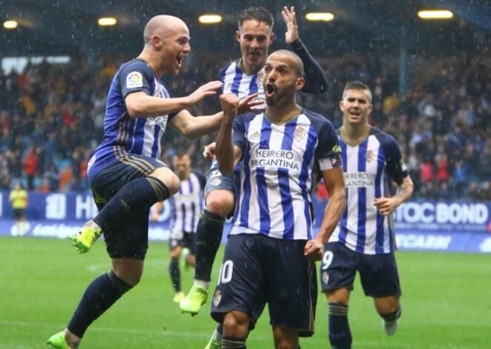 Yuri celebra un gol con sus compañeros