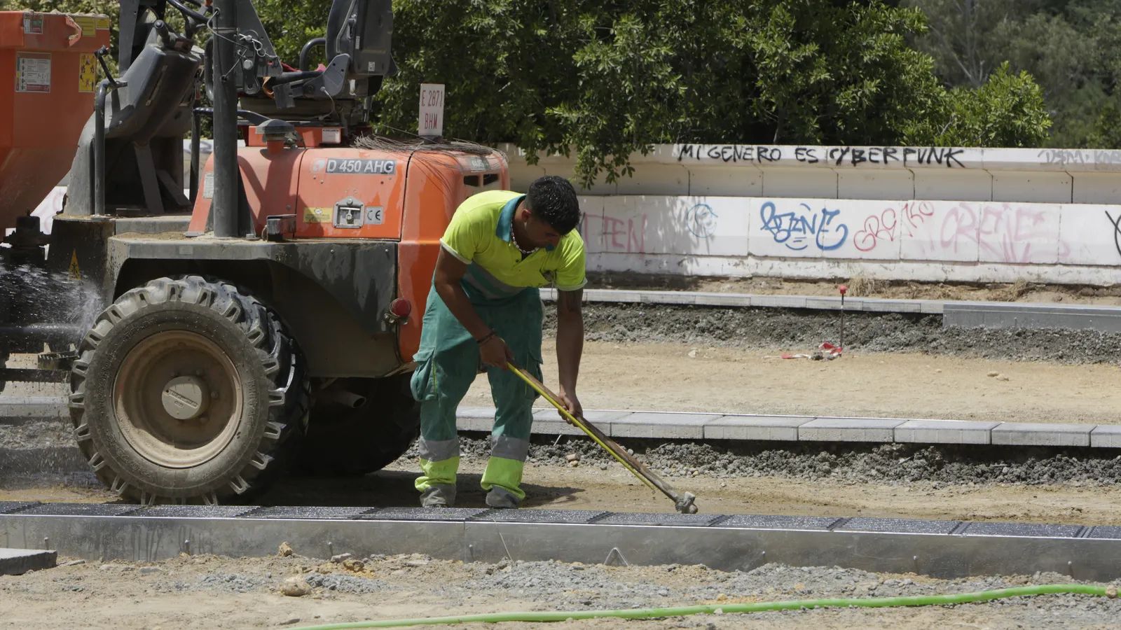 Un hombre trabajando en plena ola de calor el pasado verano en Sevilla.