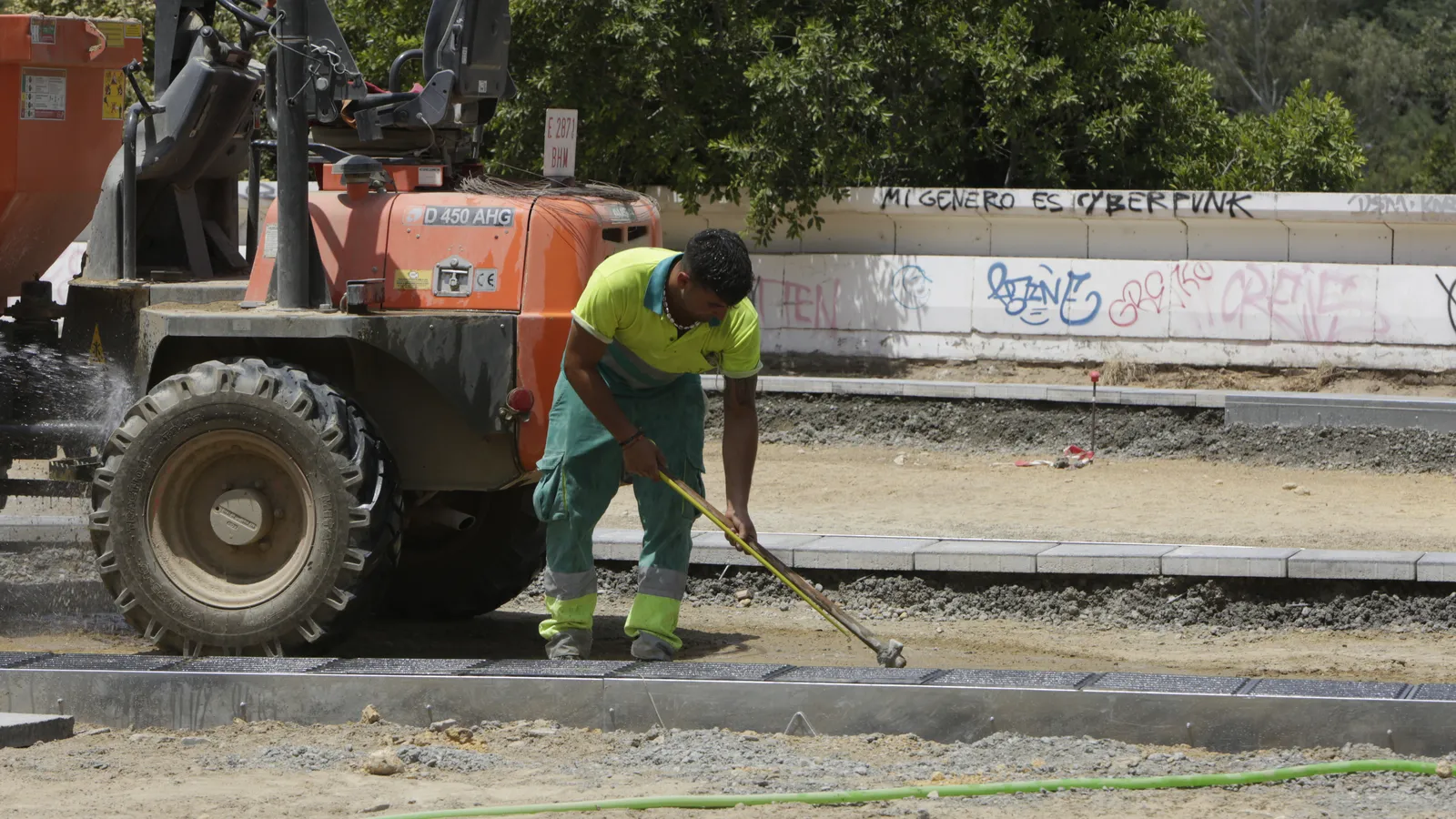 Un hombre trabajando en plena ola de calor el pasado verano en Sevilla.