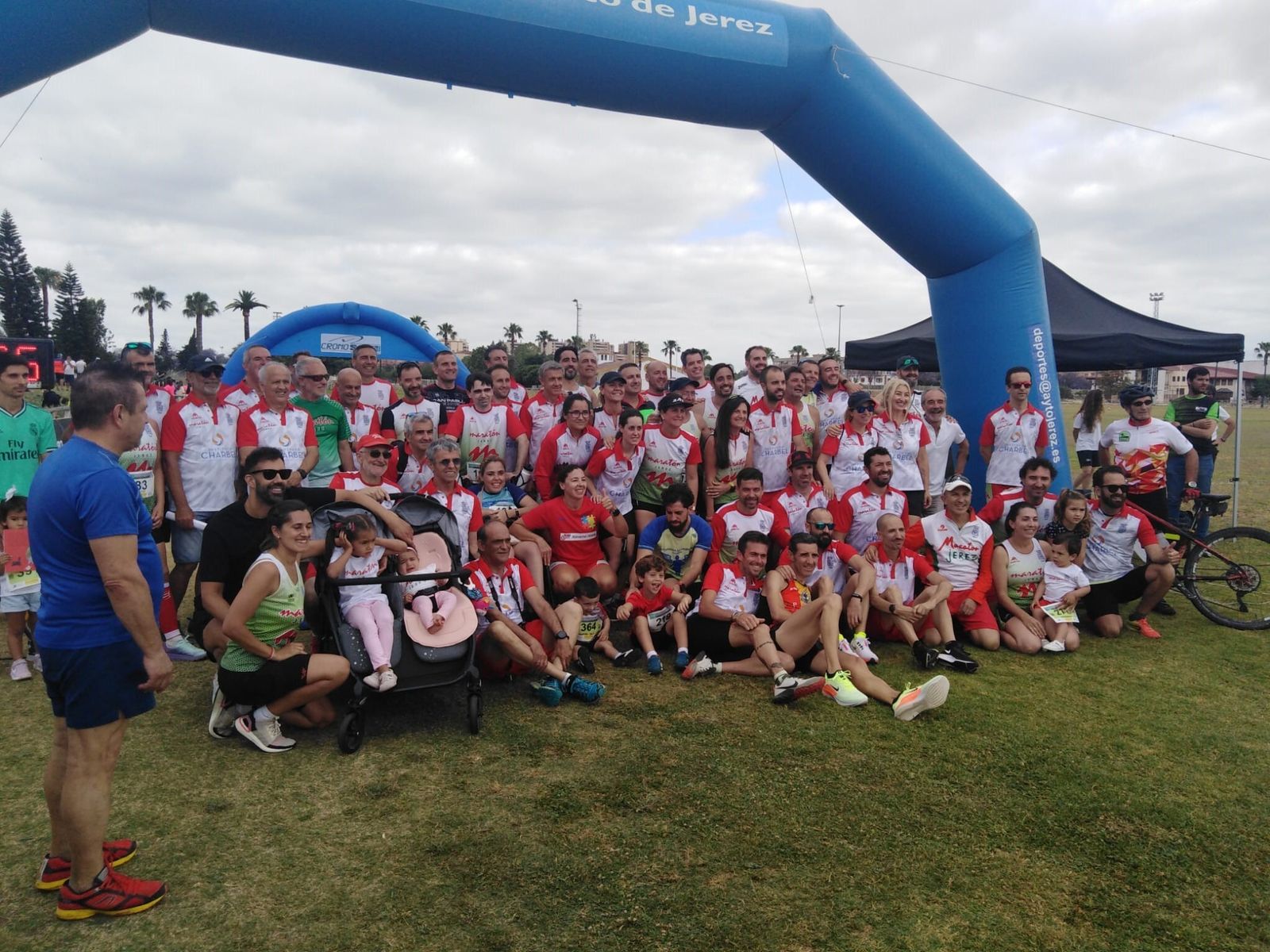 Más de cien corredores del Maratón Jerez participaron en la prueba.