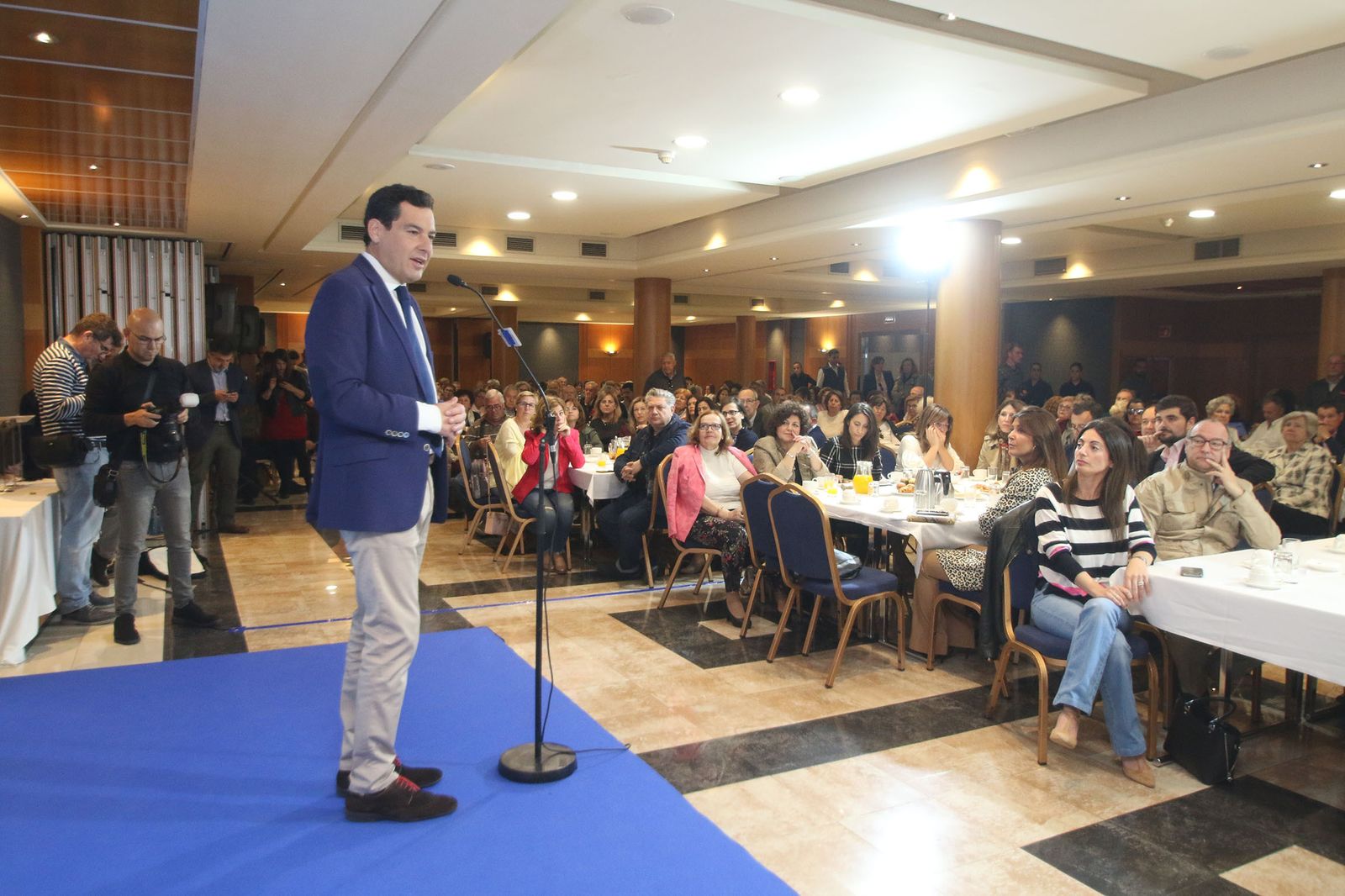 Las imágenes de la visita de Juanma Moreno a Almería