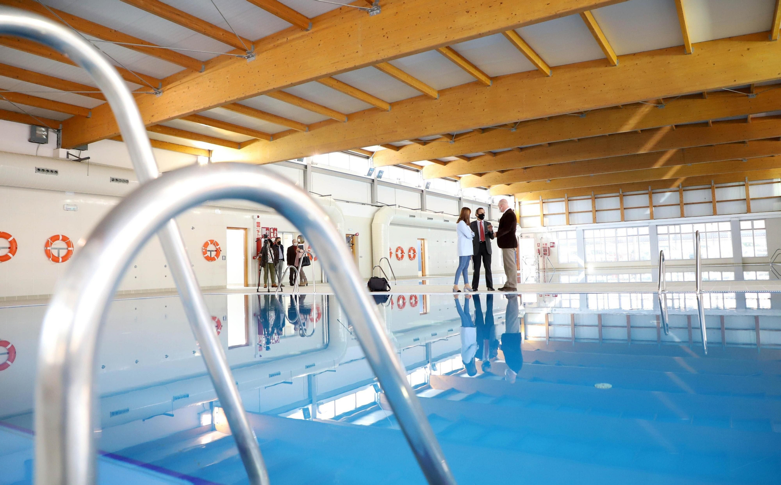 Una visita institucional a la piscina cubierta del Parque Figueroa.