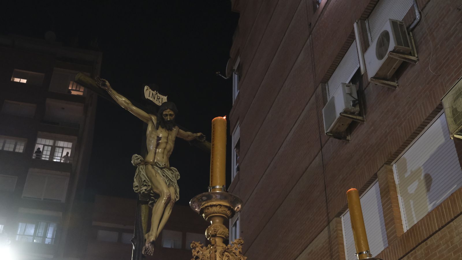 Imágenes de La Magna por las calles de Almería