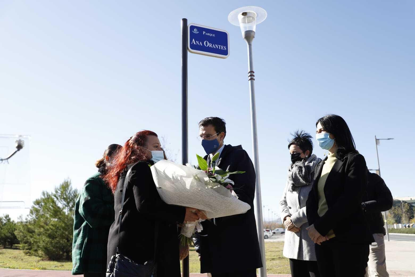 El alcalde de Granada, junto a los familiares de Ana Orantes sobre los terrenos del parque inaugurado hoy en su memoria