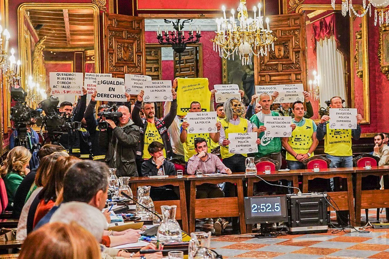 Protesta de los Policías Locales de Granada durante el Pleno