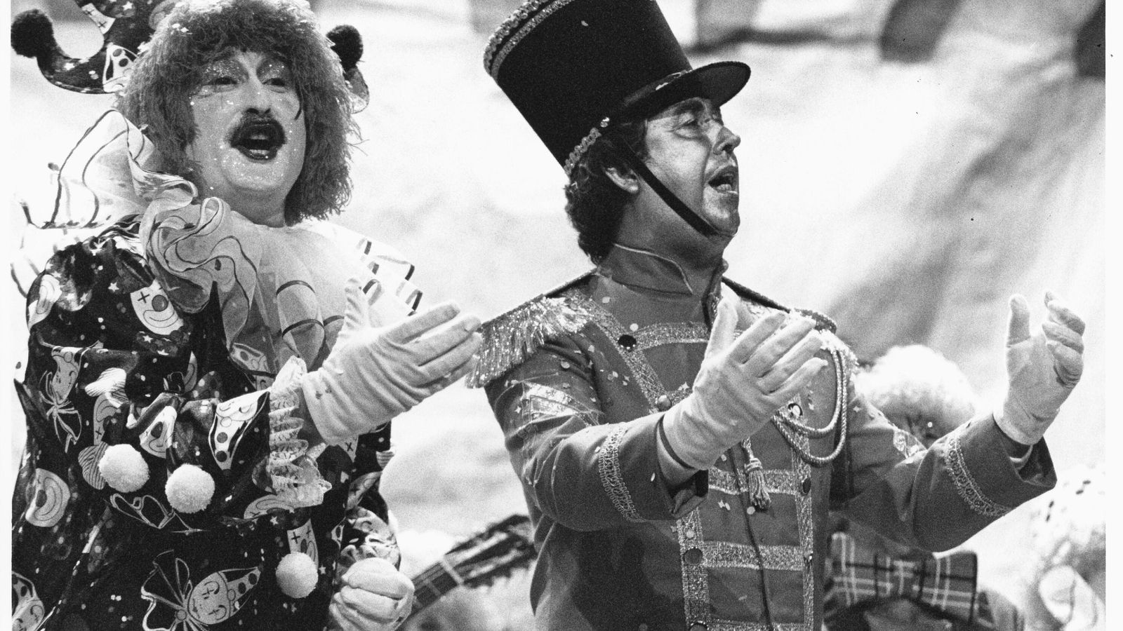 Paquichi (izquierda) junto a Pepe Ávila en la comparsa 'El desván' (1994).