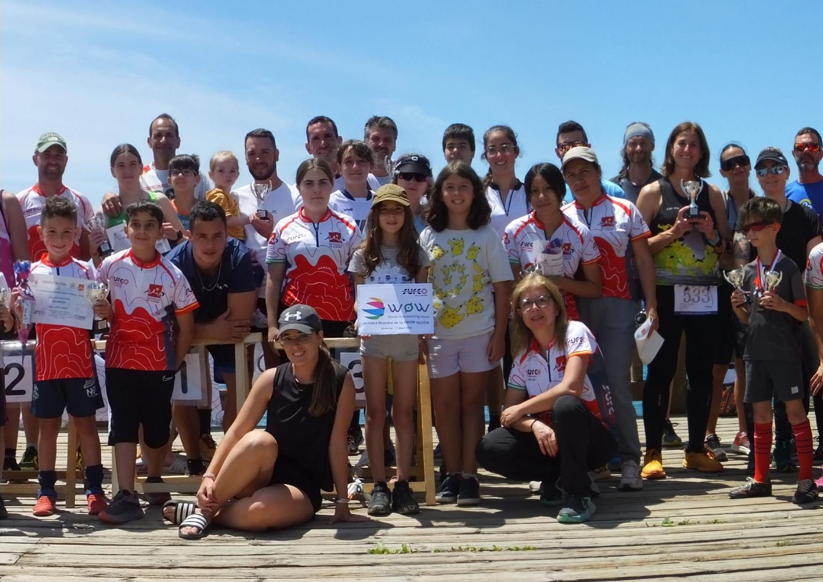 Foto de familia al término de la entrega de premios de los Juegos Deportivos Municipales de Orientación.