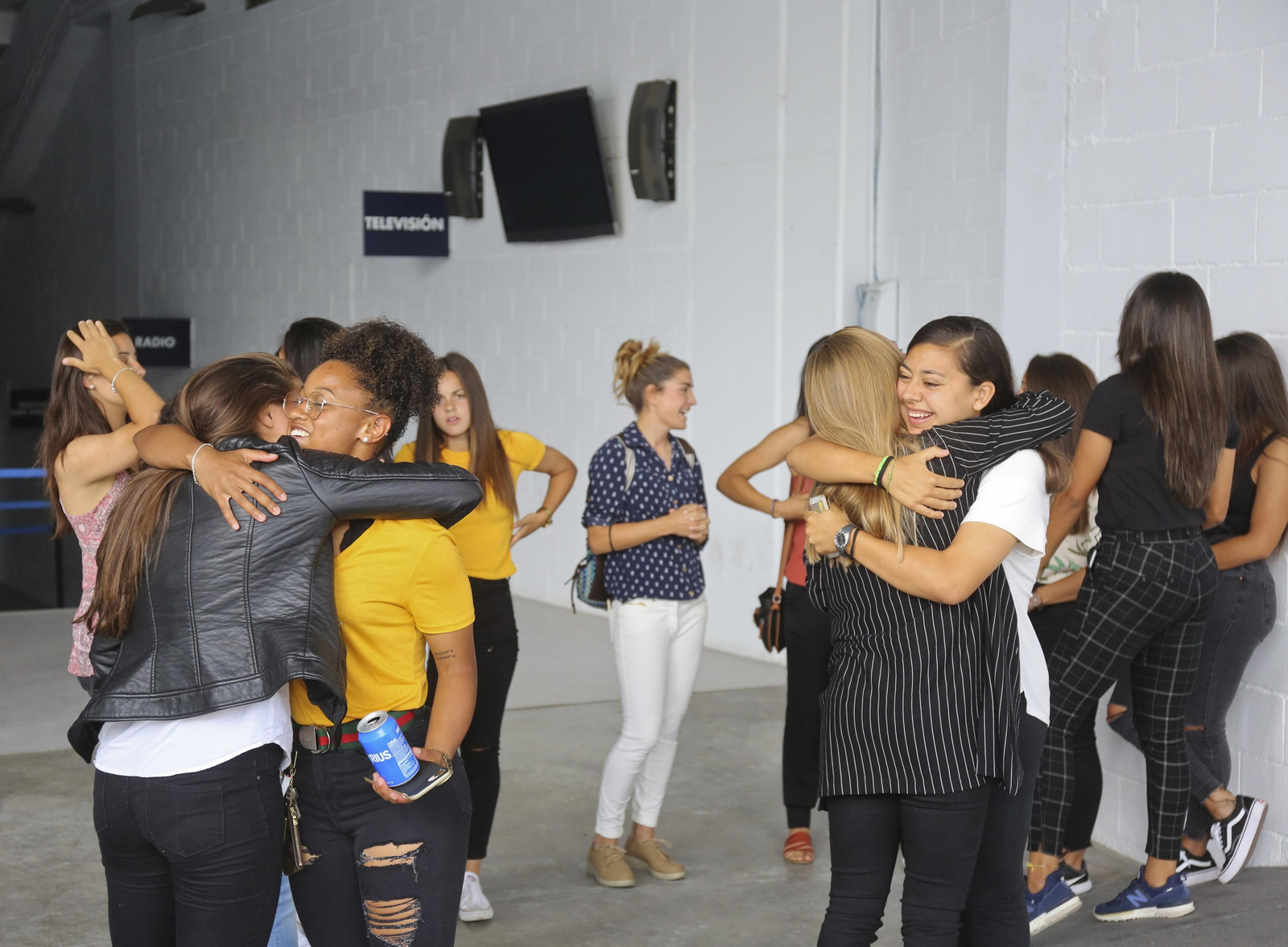 Las jugadoras del Málaga Femenino se saludan en La Rosaleda.