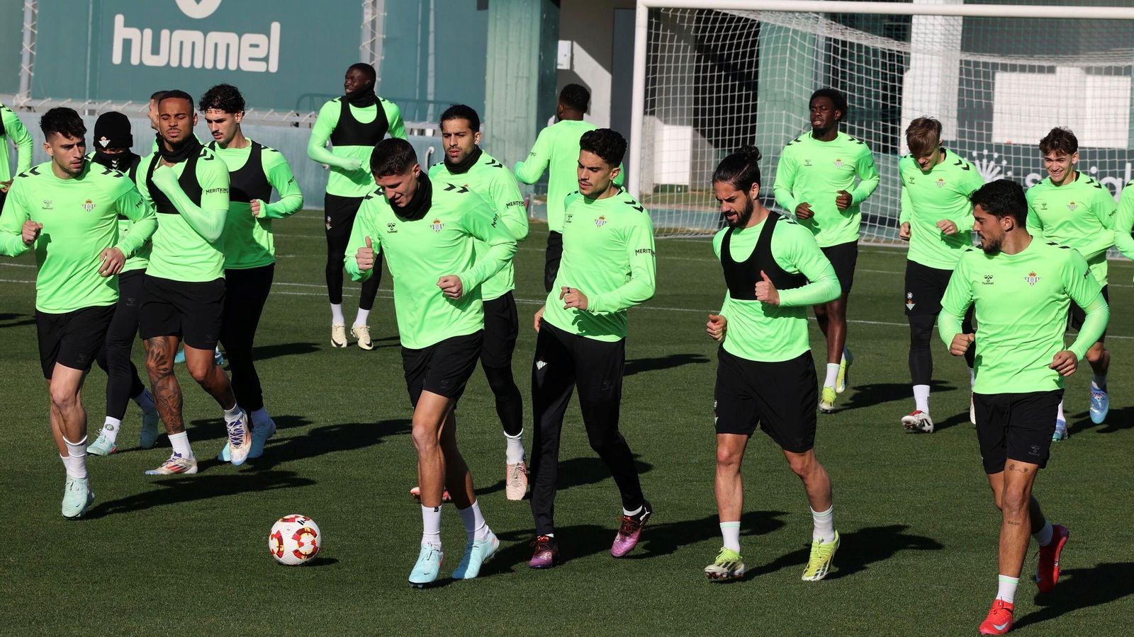 Fornals, Isco y Bartra realizan carrera continua con el resto de compañeros en el comienzo del entrenamiento de ayer en la ciudad deportiva verdiblanca.