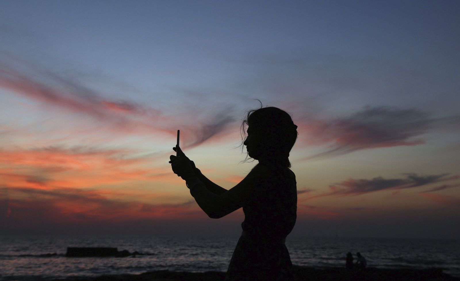 Una mujer en la playa.
