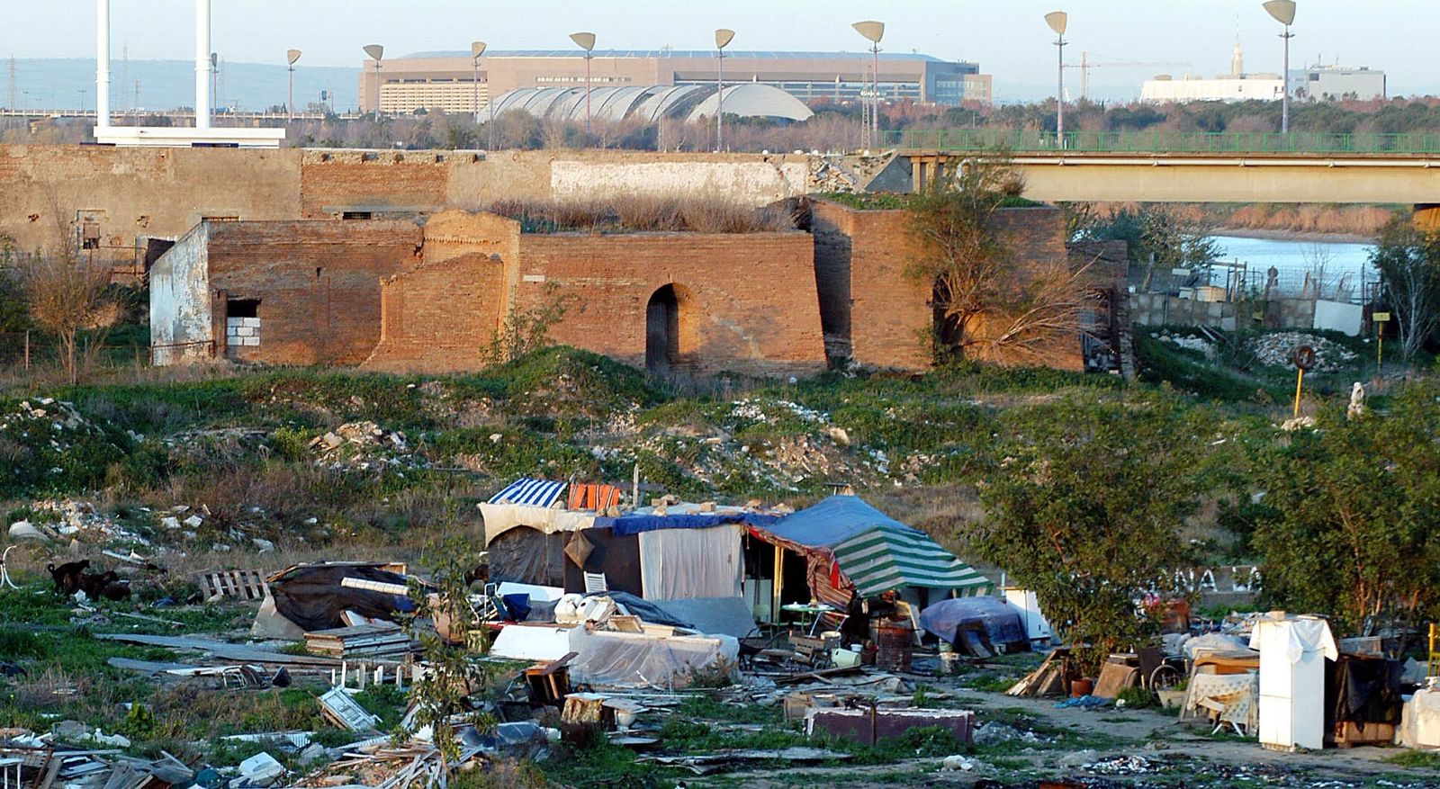 Un asentamiento de chabolas próximo a la isla de la Cartuja.
