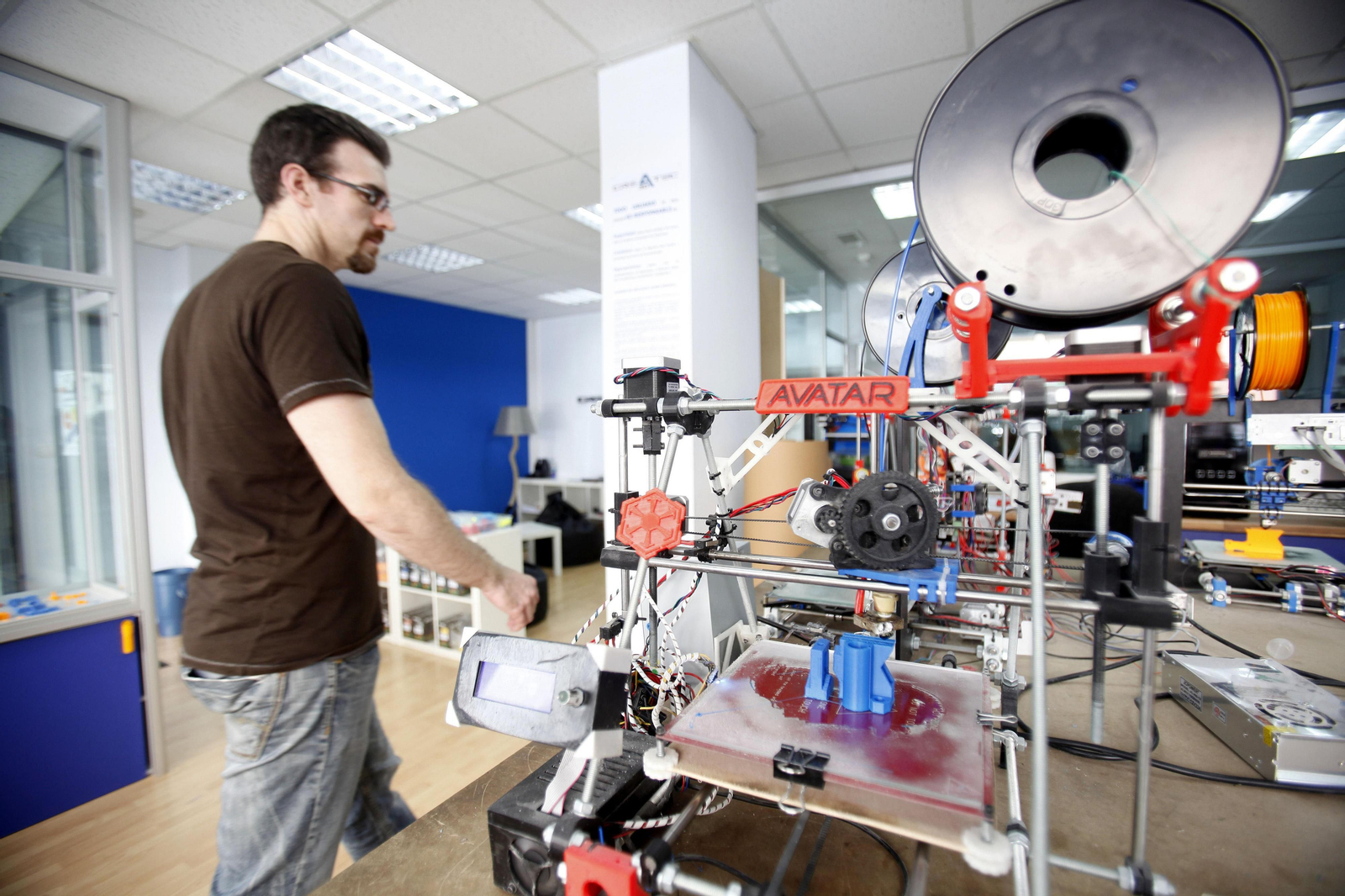 Imagen de archivo de una empresa de Granada trabajando con impresoras 3D Imagen de archivo de una empresa de Granada trabajando con impresoras 3D