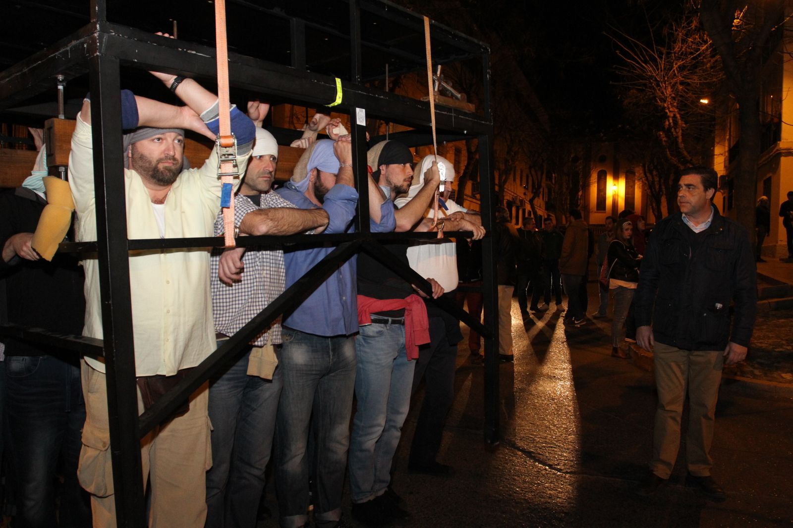 La cuadrilla del paso del Cristo de la Sangre comienza su ensayo por las calles de la feligresía de San Sebastián; al frente, Manuel Gómez 'Carnicerito'.